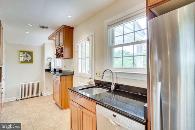Building Photo - 609 Upland Pl