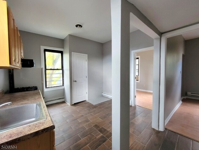 Building Photo - 423 2nd St