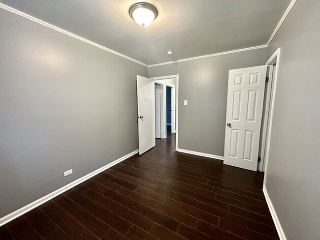 Building Photo - 420 Indianwood Blvd