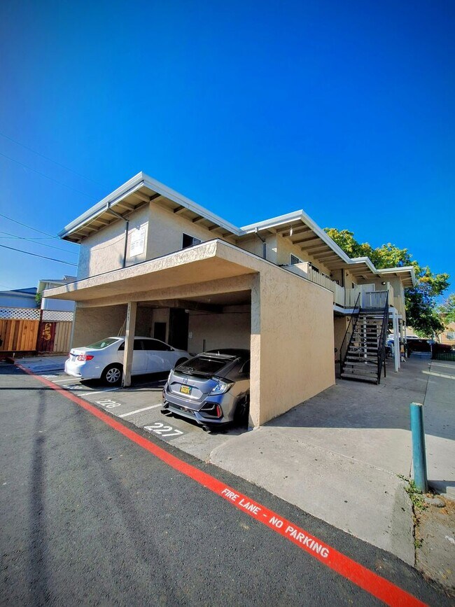 Building Photo - 1652 Crucero Dr
