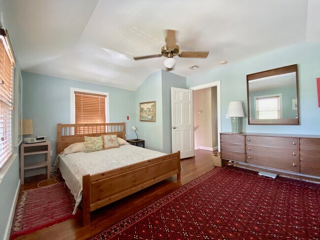 Building Photo - 306 5th Ave