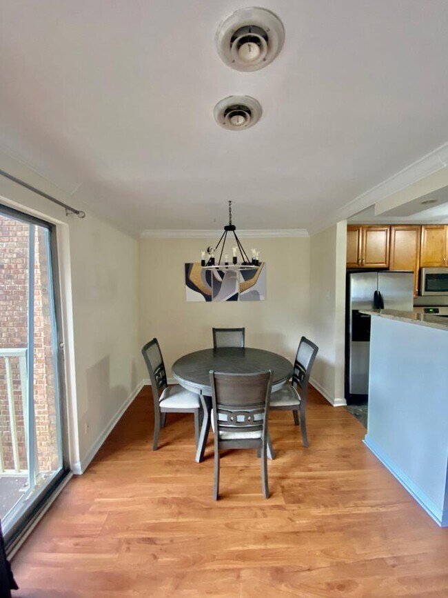 Building Photo - 2624 Redcoat Dr