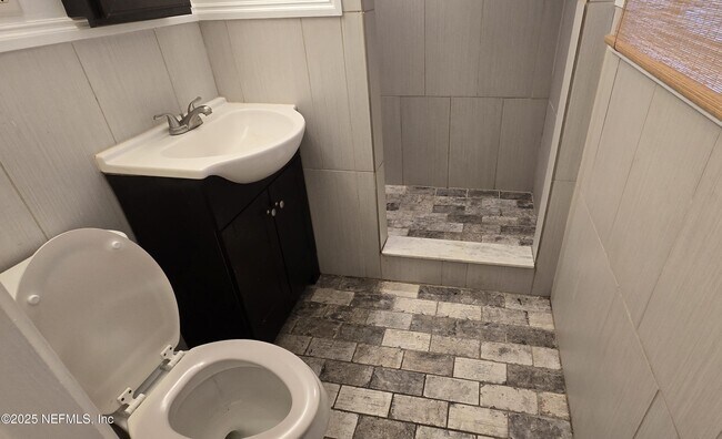 Building Photo - 5839 Sonora Dr W