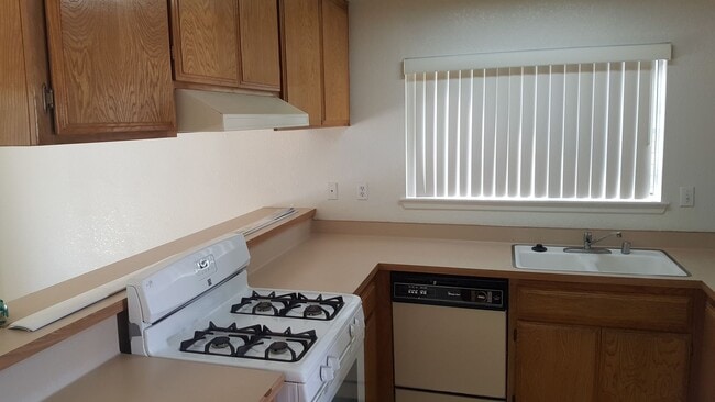 Building Photo - Silverlake's Home- 3 Bedrooms, 2 Bathrooms...