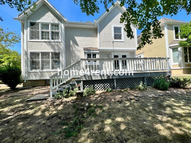 Building Photo - Maintenance Free Living w/ Hardwood Floors...