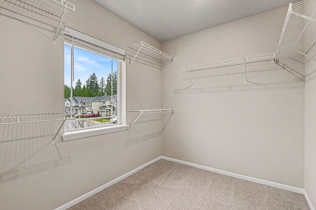 Building Photo - 4 bed 2.5 bath spacious home available for move in NOW