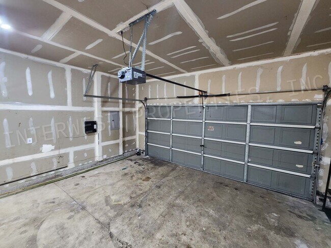 Building Photo - *1ST MONTH'S FREE RENT PROMO* Super Cute 3...