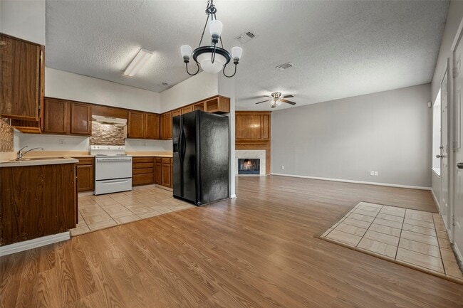 Building Photo - 7120 Deer Creek Ct