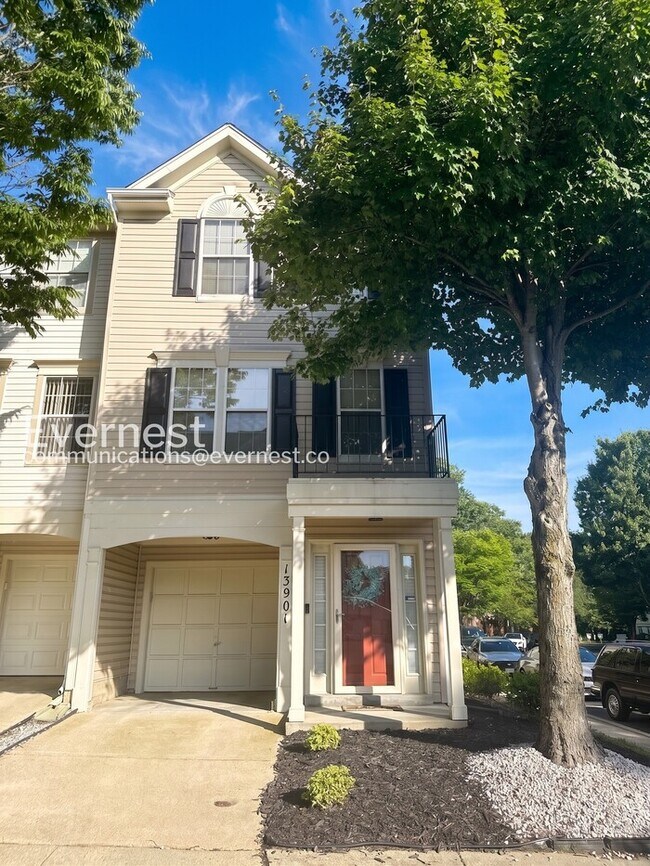 Building Photo - 2 Bed/1.5 Bath Townhome with Garage / Vouchers Accepted / Available Now!
