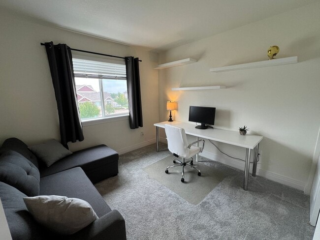 Building Photo - Students Welcome! 2 Story townhome in Registry Ridge---furnished option available