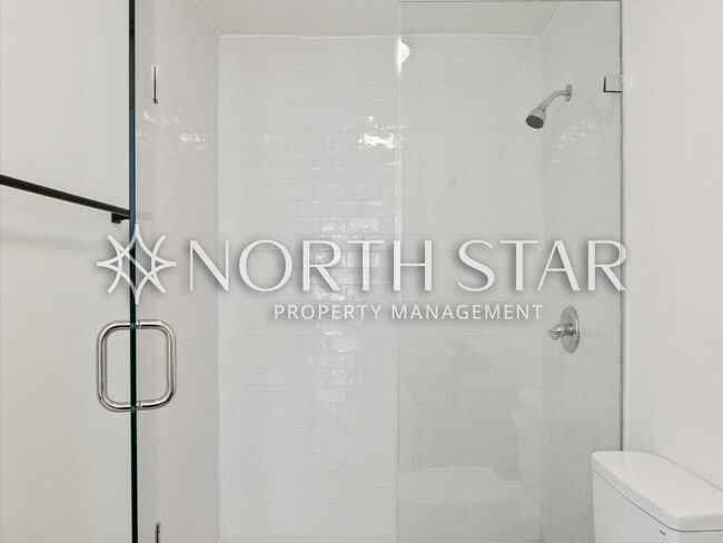 Building Photo - Remodeled Condo in the Heart of Old Town Lake Oswego