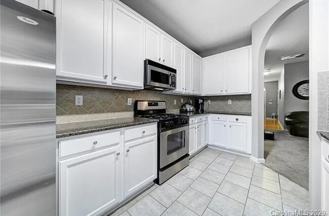 Building Photo - Townhome