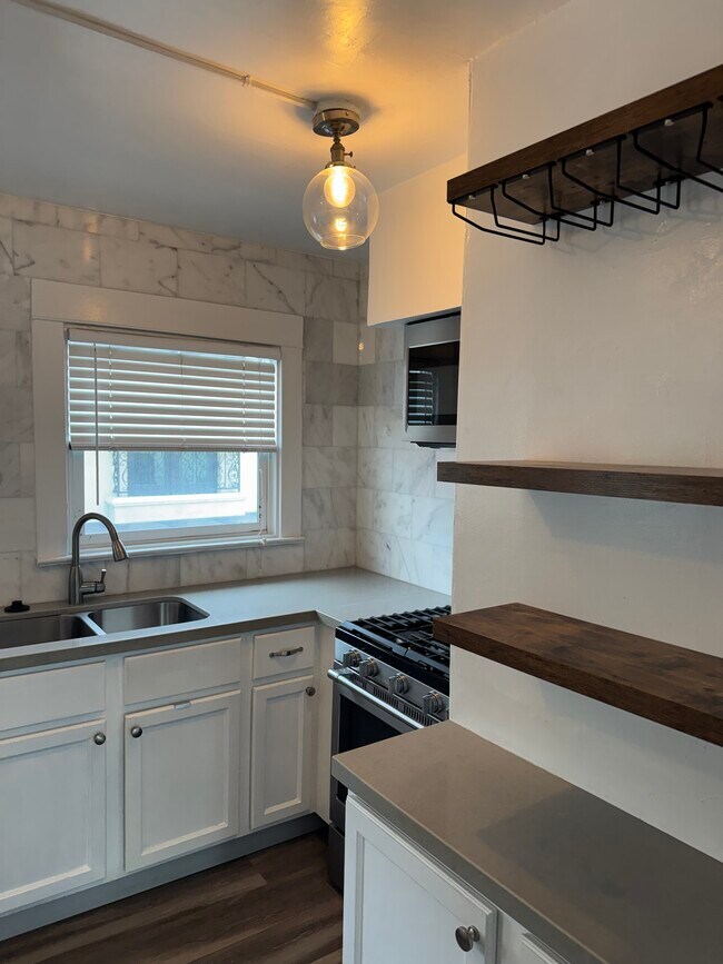 Building Photo - 1653 Bayview Dr