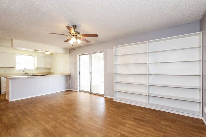 Building Photo - 2208 W Dahlia Dr