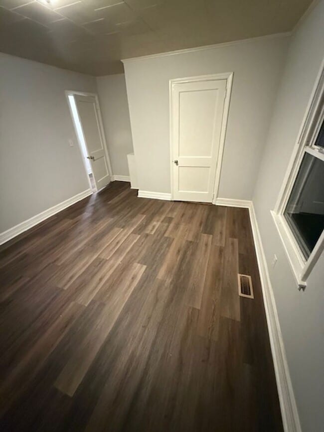 Building Photo - Two bedroom, 1 bath house in Burlington