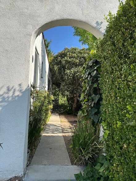 Building Photo - 4933 Aldama St
