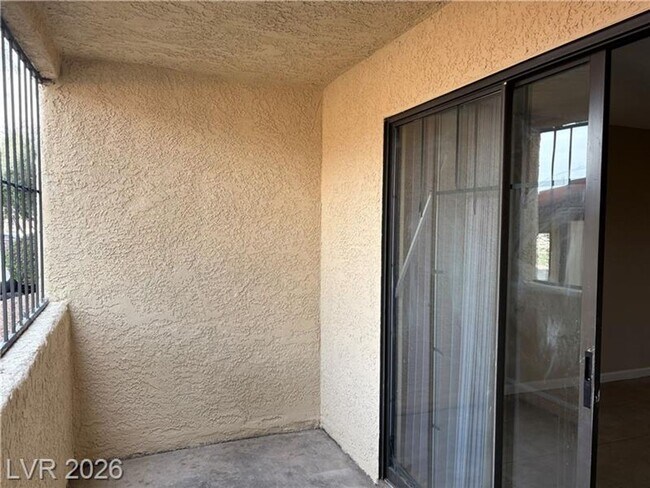 Building Photo - 2080 E Karen Ave