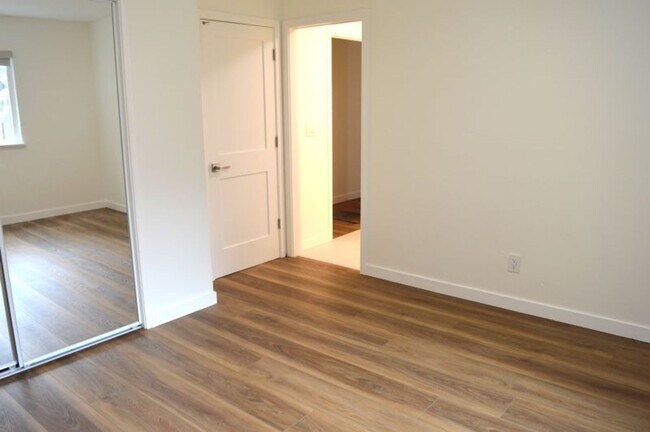 Building Photo - Crest23-25