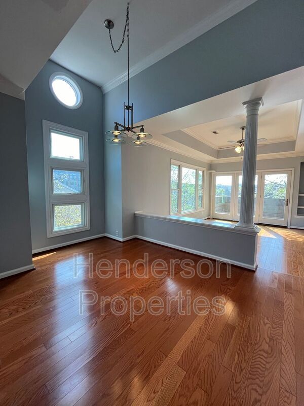 Building Photo - 1109 E Morehead St