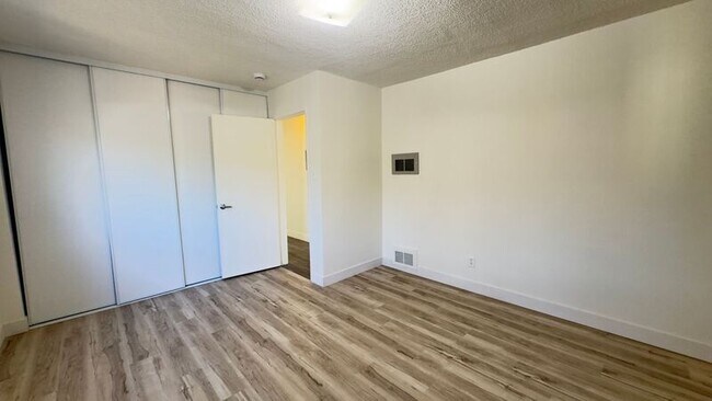 Building Photo - 325 N Glendora Ave