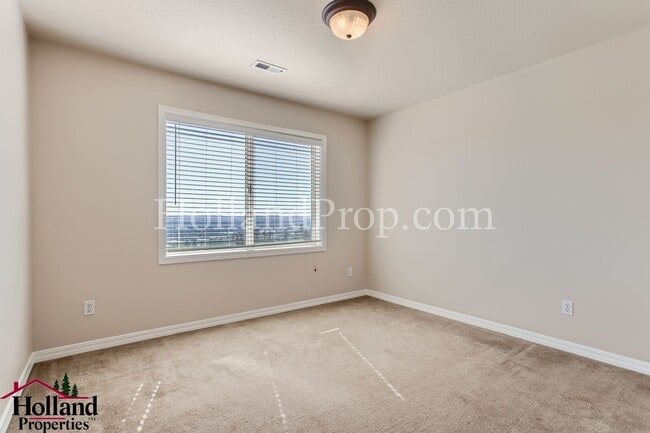 Building Photo - Beautiful 5-Bedroom Retreat with AC, Deck & Breathtaking Views