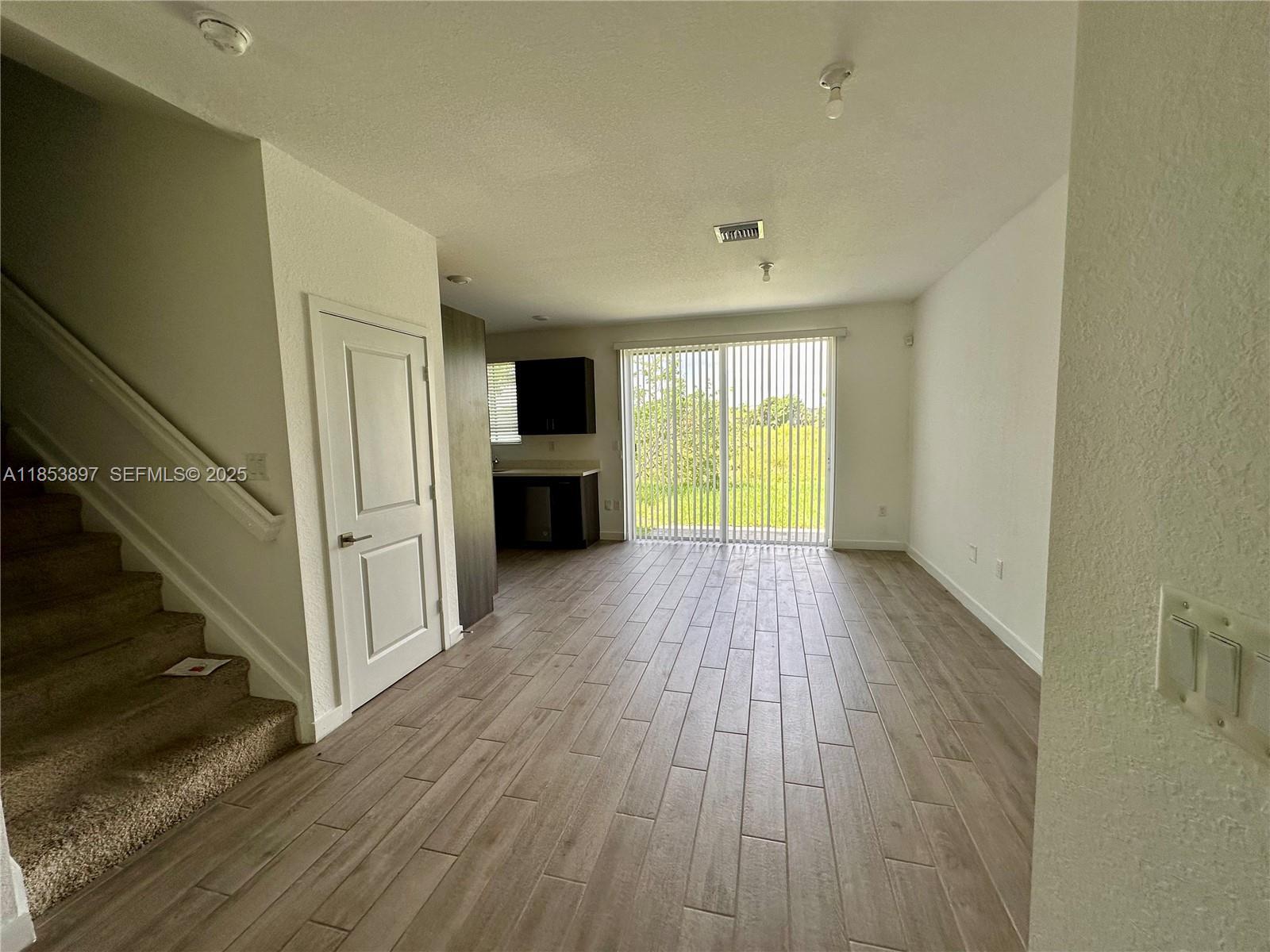 Building Photo - 1092 SE 23rd Ave