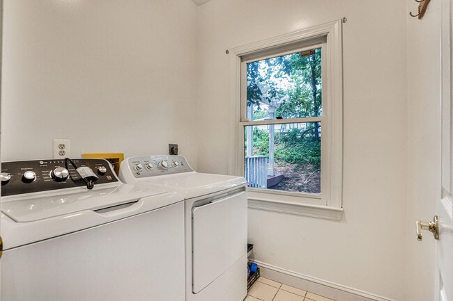 Building Photo - 7204 Quiet Cove