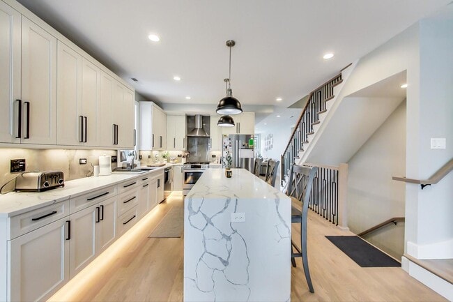 Building Photo - 2429 W Augusta Blvd