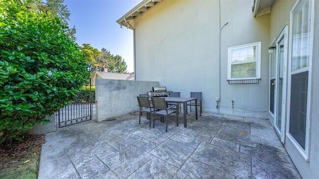 Building Photo - 1711 Stark Ave