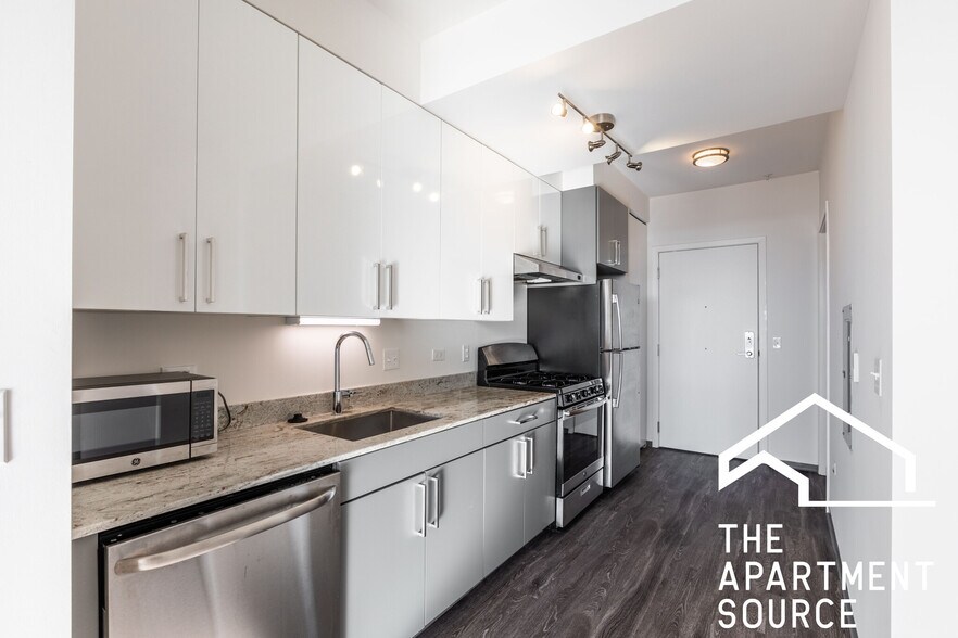 Building Photo - 2340 N California Ave