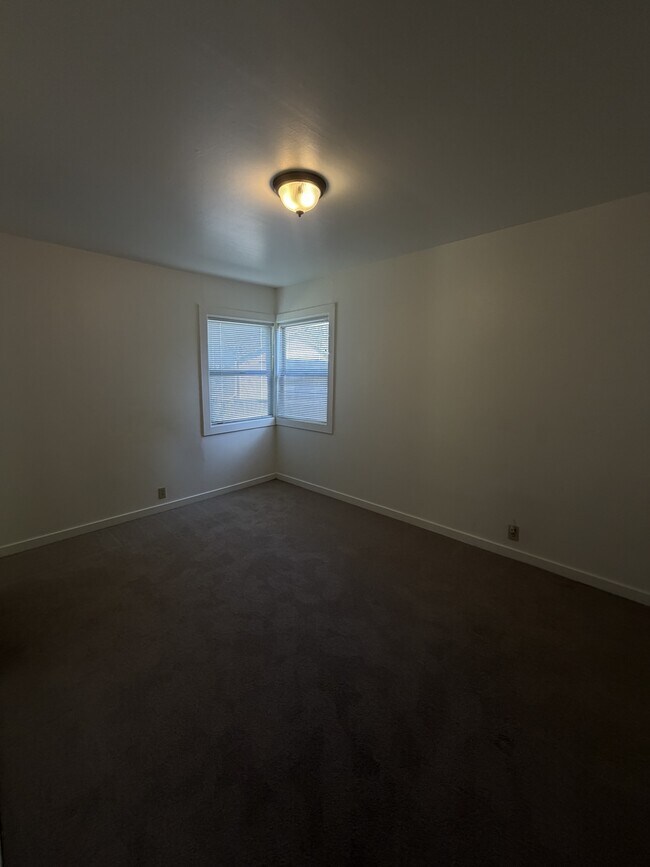 Building Photo - 913 Clover Dr