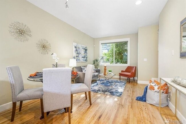 Building Photo - Fantastic Queen Anne Townhome
