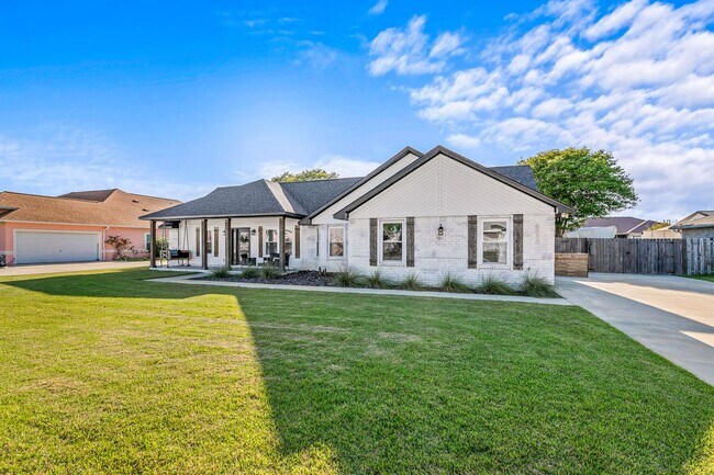 Building Photo - Stunning 4 bedroom with two bonus spaces, ...