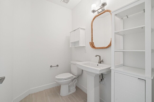 Building Photo - BEAUTIFUL Townhome For Rent in Downtown St Petersburg!