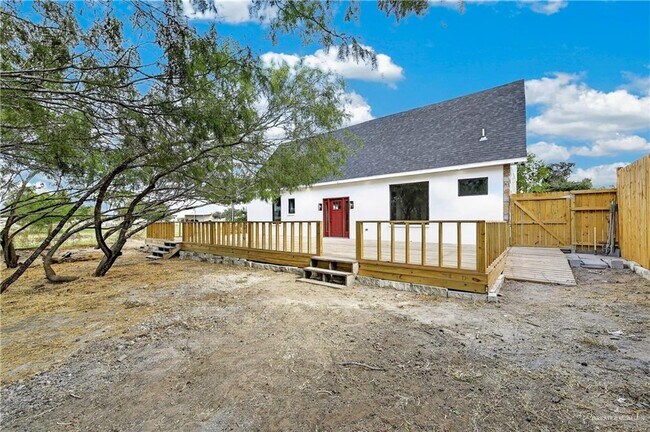 Building Photo - 12303 Lakeview Dr