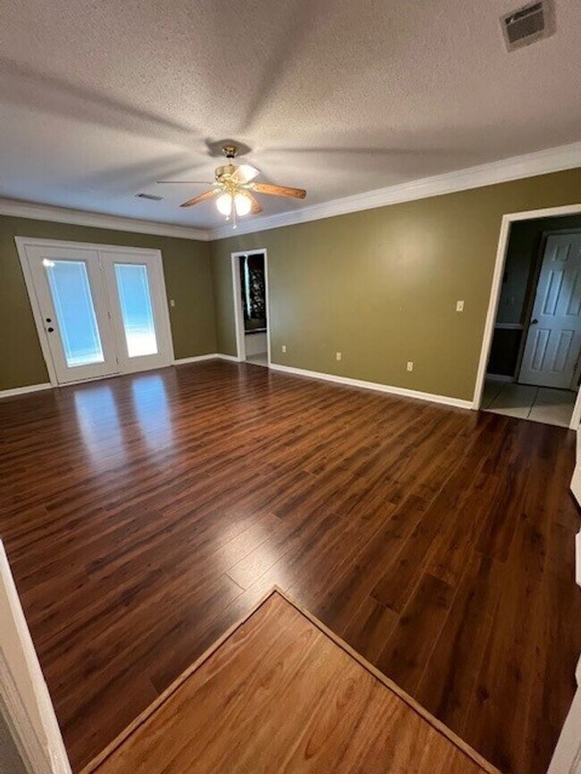 Building Photo - 3 Bedroom, 3 Bath Home in Dearing