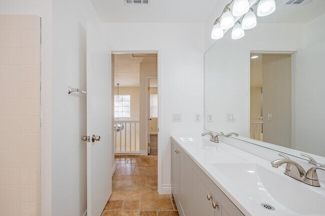 Building Photo - 1514 Regents St