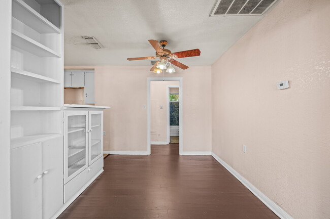 Building Photo - Cute 2/1.5 Duplex, Minutes from TTU & Downtown LBK