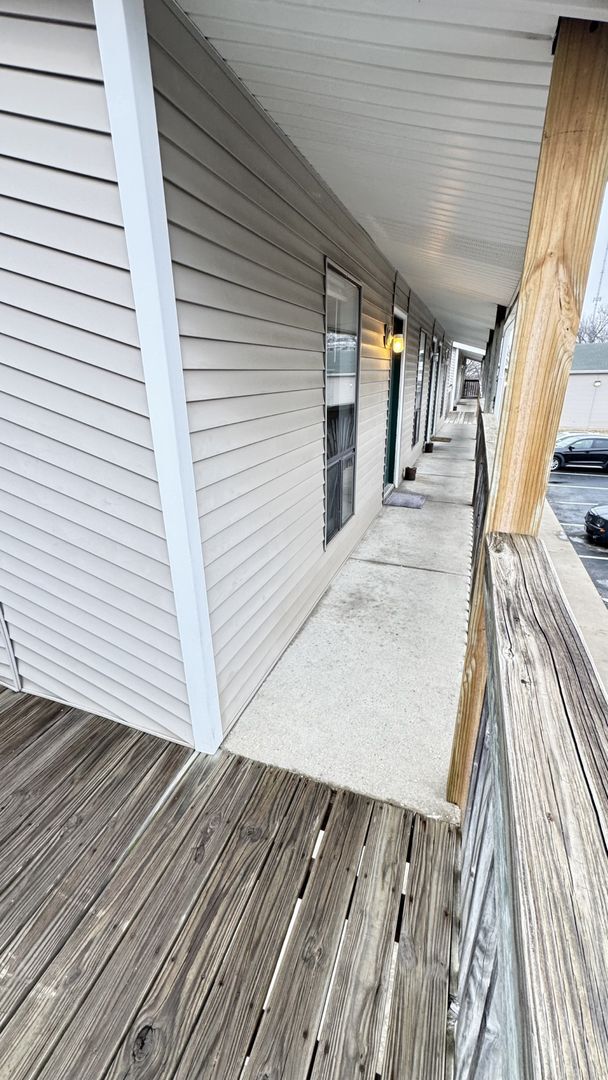 Building Photo - 2 Bedroom, 1 Bathroom Second Floor Apartment!