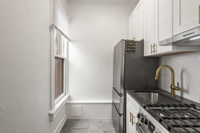 Building Photo - 1325 Corona