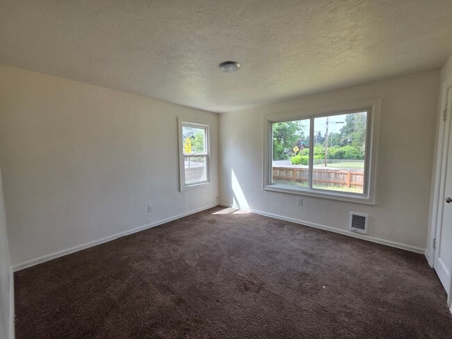 Building Photo - 4 Bedroom, 1 Bath