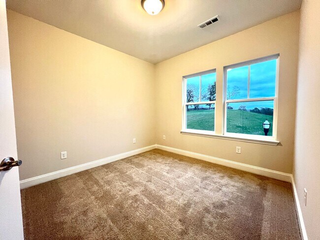 Building Photo - Like New 3 Bed, 4 Bath Townhome w/ 2 Car Garage