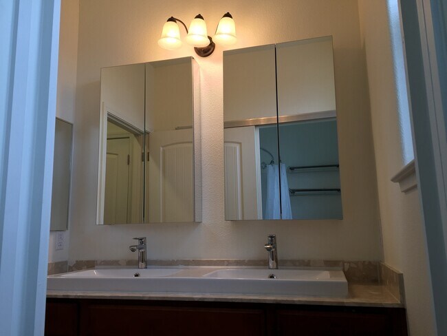 Building Photo - Lake View Resort Style Condo - Garage & Po...