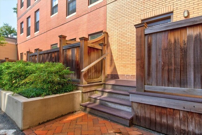 Building Photo - 24 Second St