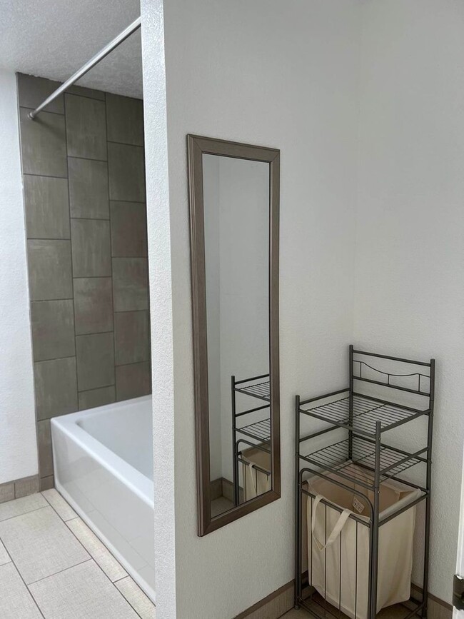 Building Photo - 2 bed 2 bath Townhome with Garage Coming S...