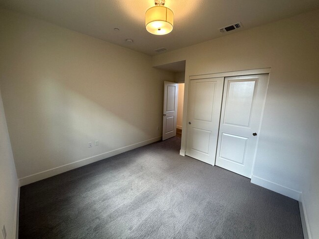 Building Photo - Beautiful 4 Bedroom / 3 Bath River Islands...