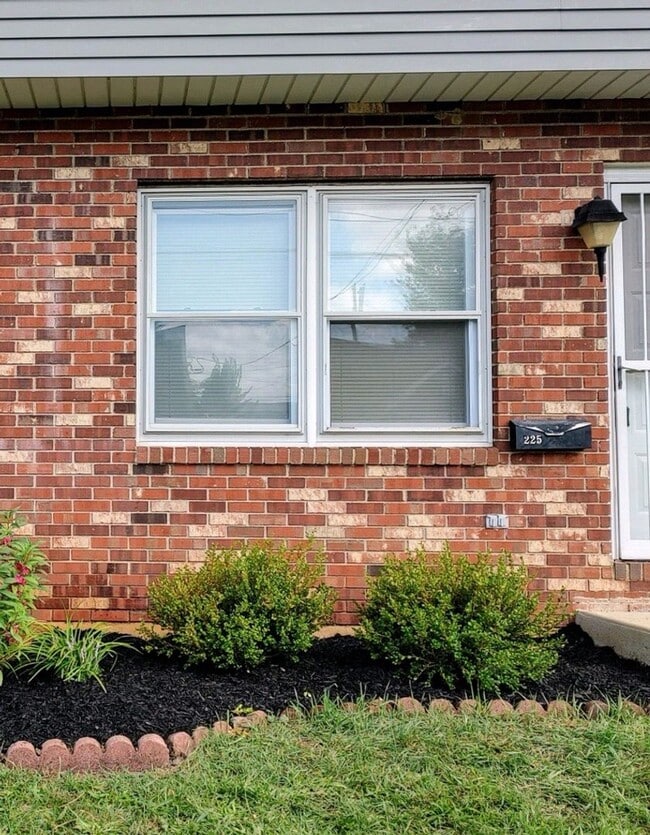 Building Photo - Adorable Townhome