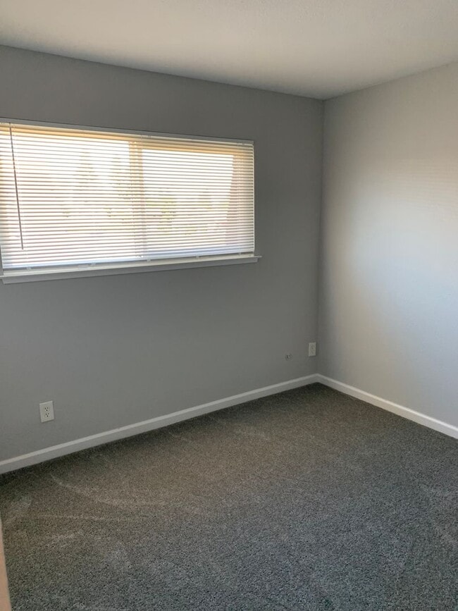 Building Photo - 2 bedroom 1.5 bath condo !