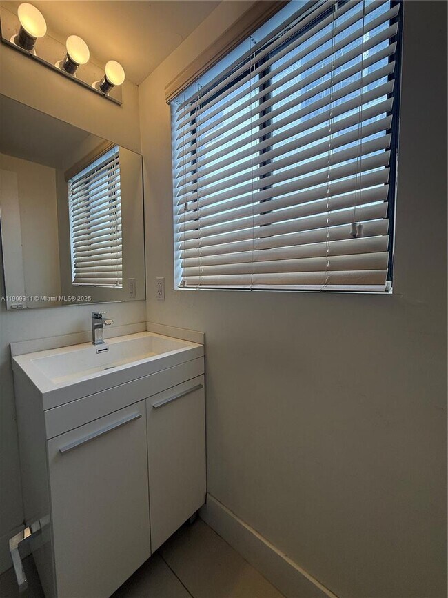 Building Photo - 1765 Normandy Dr