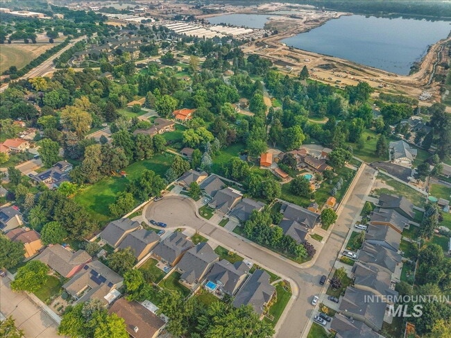 Building Photo - "Charming 3-Bedroom Home with 2 Full Baths in Boise's Sought-After West Dover Heights!"